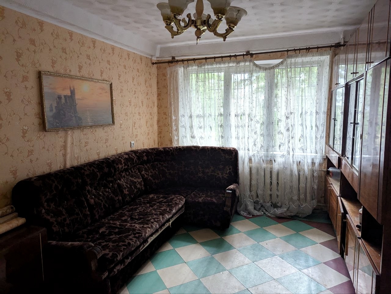 Продам 4х КОМНАТНУЮ квартиру Собственник 1/5 этаж, ул Гмыри, Алчевск, р-н Столицы, 7 школы Удобное местоположение, 2,7 млн р Окна пластик Никто не прописан, квартира без долгов и обременений, 1 взрослый собственник, документы РФ Обращаться по номеру 8 959 201-76-17...