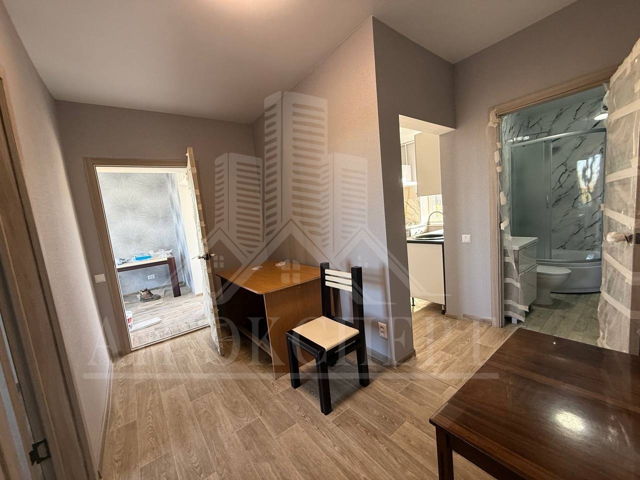 🔑 ПРОДАМ 3х-КОМНАТНЫЙ ДОМ🔑 🏘️На 2 хозяина🏡 📍 Расположение: г. Брянка, ул Ростовская 🏘 ✅ 📏Площадь дома -80м²📐 📏Земельный участок - 10 соток 📐 ✍ ОПИСАНИЕ: 🔹Продаётся просторный дом с отличной планировкой в г. Брянка 🍃 🔹Дом находится в спальном районе ☀️ 🔹Скважина+ центральная вода💦 🔹Гаража нет, но есть возможно...