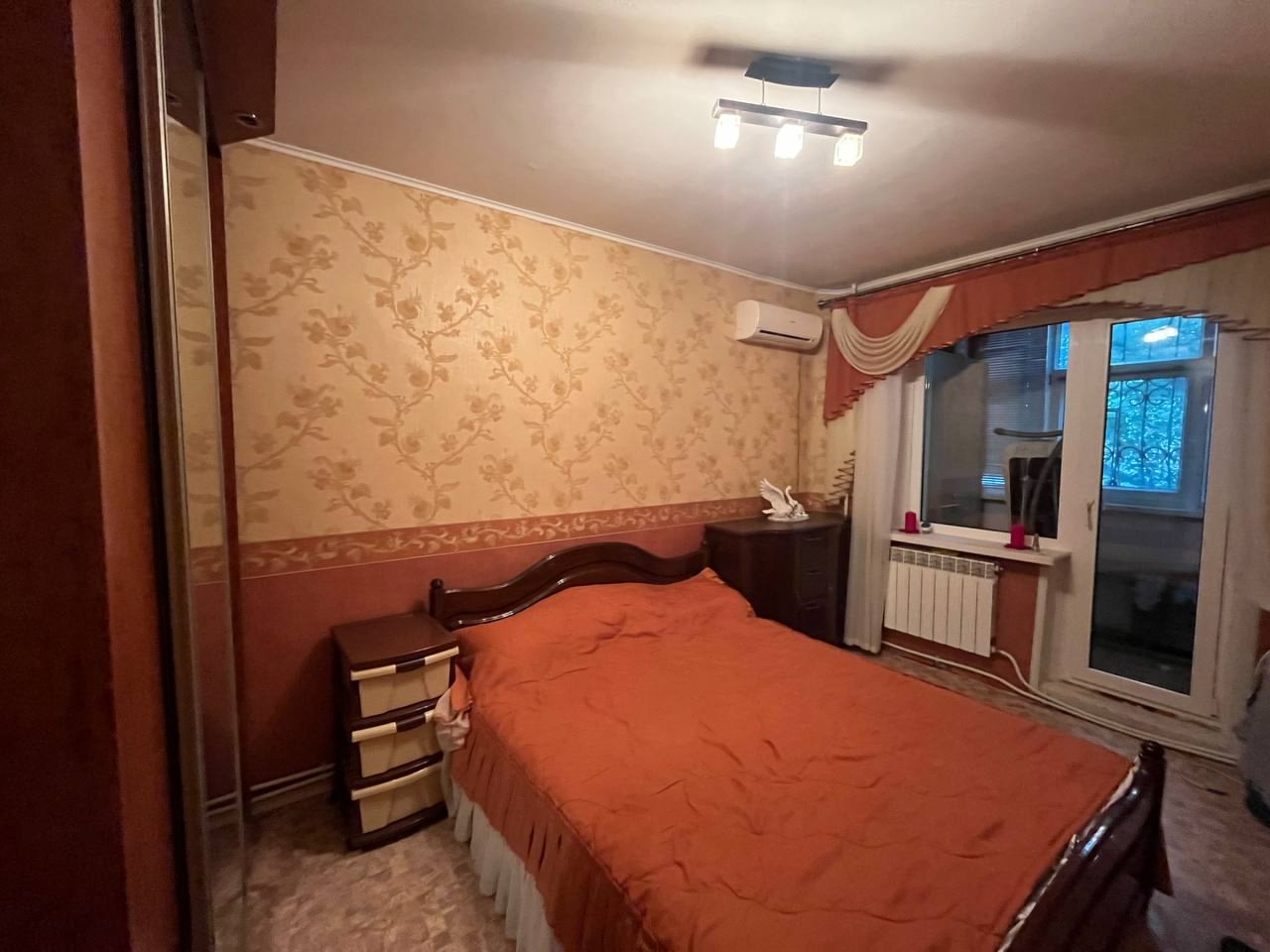 Продам 4-кк с АВТОНОМНЫМ ОТОПЛЕНИЕМ на кв. Мирный 2 этаж 9 этажного дома . Общая площадь 85 м 2. Окна м/п. 2 лоджии . Квартира с ремонтом. В квартире хорошее жилое состояние, заходи и живи. Продается с мебелью. Подъезд с ремонтом . Отличное месторасположение . Рядом рынок , остановка транспорта с отличной раз...