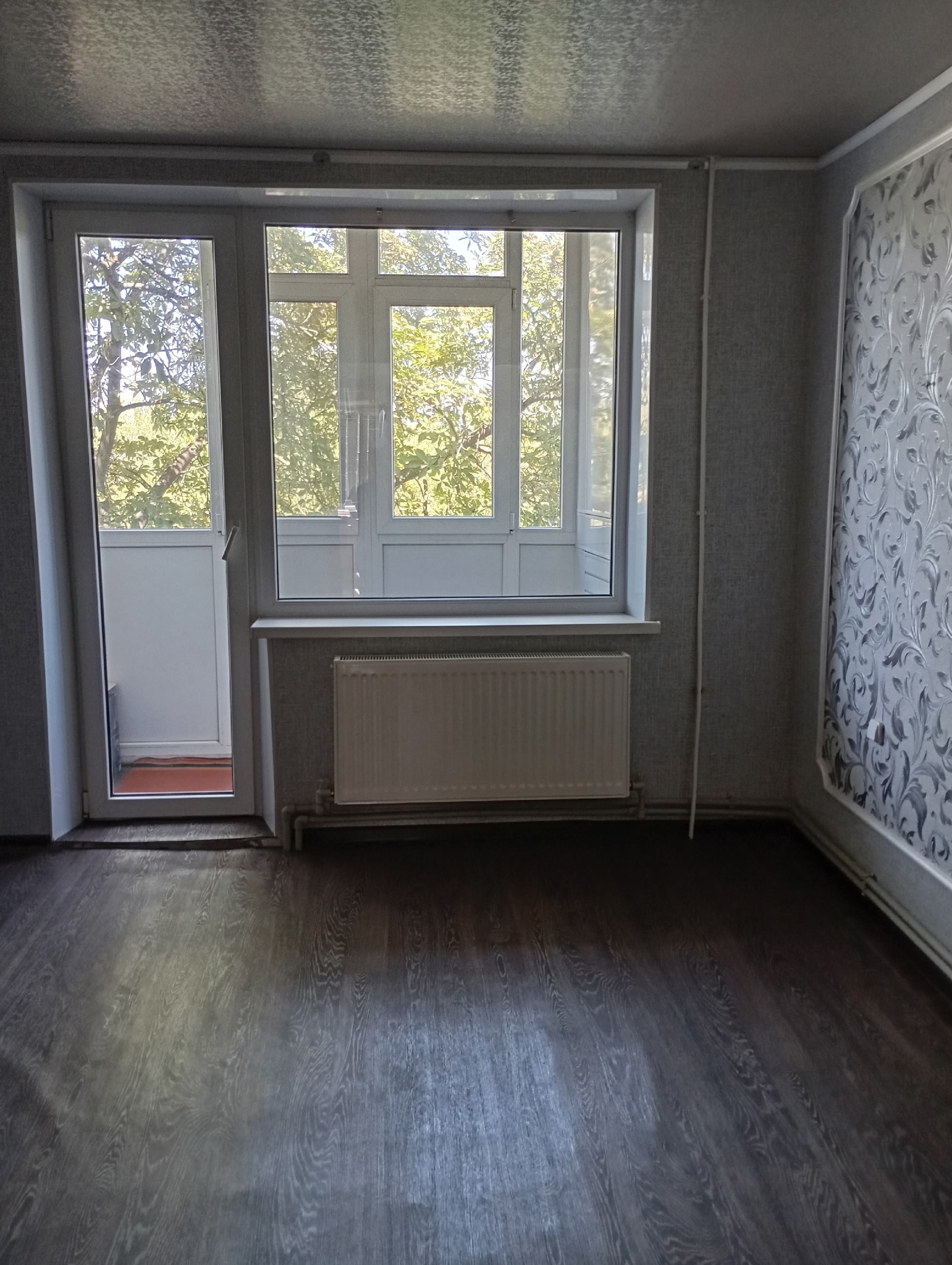 Продам 2 -х ком. квартиру 4этаж, ул. Вокзальная 9,рядом рынок, дет.сад, школа 5, комнаты изолированные, автономное отопление, перепланировка узаконена, есть бак для воды, все выписаны, без долгов, стоит на Росреестр е, Антрацит, +79591293207...