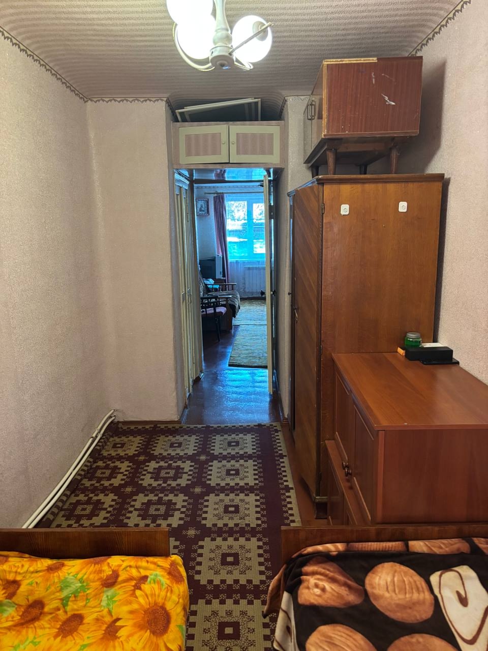 Продается 2-х комнатная квартира 38,8 м2 на 1 этаже 2 этажного дома, ул.Гоголя г.Краснодон (напротив детской больницы, 2-й дом от остановки). Не угловая, теплая, окна м.п., индивидуальное отопление, газовая колонка, полностью заменены канализационные трубы. Квартира в жилом состоянии. Стоимость 2 100 000 руб....